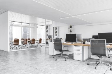 Beyaz ofis masalı, bilgisayarlı, yan manzaralı bir uzay odası. Deri sandalyeli toplantı odası ve cam kapıların arkasındaki masalar. 3D görüntüleme, insan yok