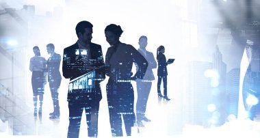 Bulanık şehirde birlikte çalışan iş adamlarının siluetleri. Ortaklık ve takım çalışması kavramı. Renkli resim çift pozlama