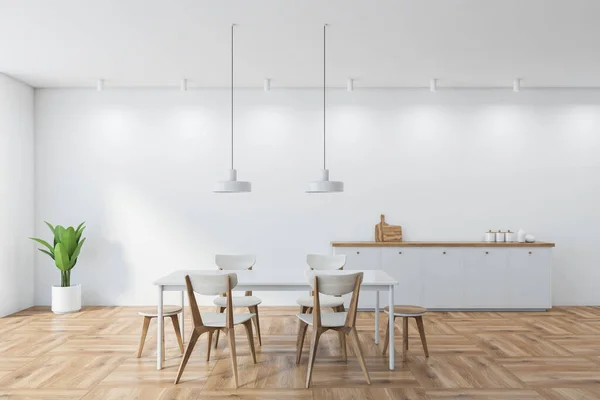 Sala Jantar Branca Madeira Com Cadeiras Brancas Minimalistas Mesa Branca — Fotografia de Stock