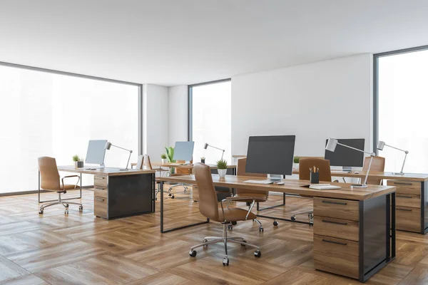 Cuarto Oficina Blanco Madera Con Computadoras Mesas Sillas Cuero Vista —  Fotos de Stock