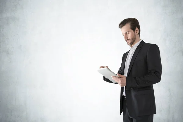 Retrato Barbudo Jovem Empresário Europeu Usando Tablet Computador Perto Parede — Fotografia de Stock