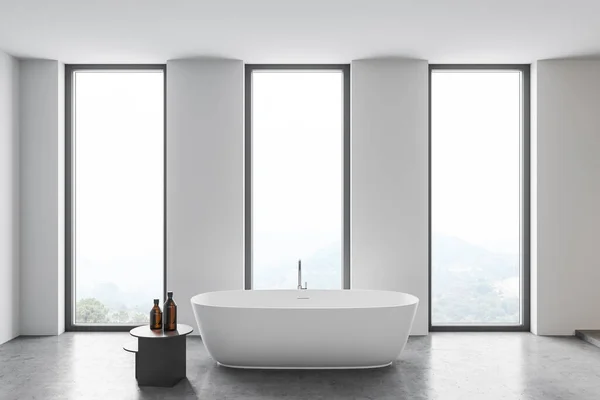 Beyaz Duvarları Beton Zemini Rahat Küveti Olan Modern Bir Banyo — Stok fotoğraf