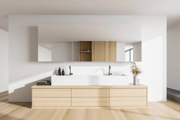 Interno Bagno Moderno Con Pareti Bianche Pavimento Legno Doppio Lavabo — Foto Stock