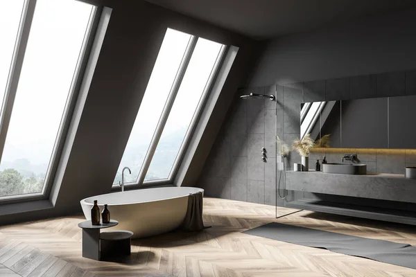 Badezimmer Dachgeschoss Mit Grauen Wänden Holzboden Bequemer Badewanne Doppelwaschbecken Und — Stockfoto