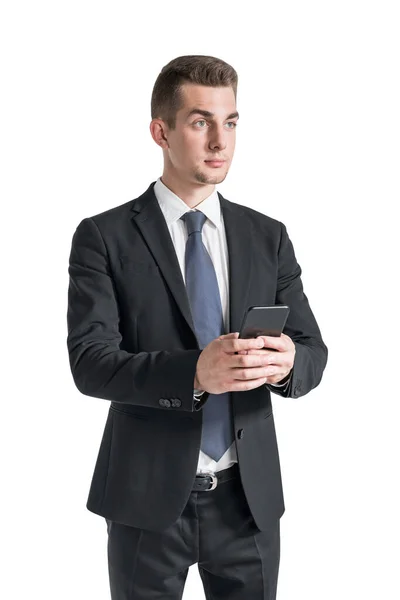 Geïsoleerd Portret Van Serieuze Jonge Europese Zakenman Met Smartphone Begrip — Stockfoto