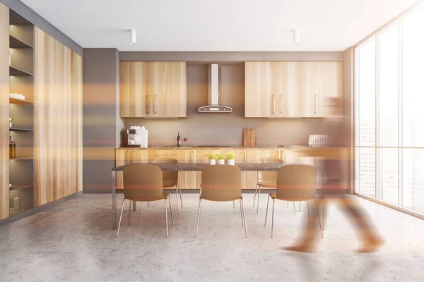 Jovem Desfocado Andando Cozinha Moderna Com Paredes Cinza Piso Concreto — Fotografia de Stock
