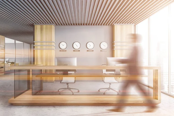 사업가는 회색과 나무로 시계가 접수처 책상을 가지고 현대식 사무실을 이미지 — 스톡 사진