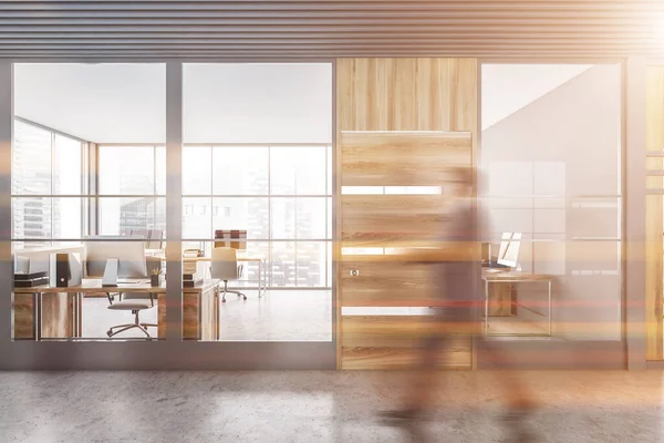 グレーと木製の壁とバックグラウンドでオープンスペースのオフィスと現代的なオフィスホールで歩く若いビジネスマンをブリュリー トーン画像 — ストック写真