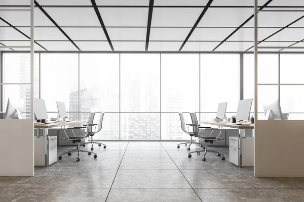 Weißes Bürozimmer Mit Sesseln Und Computern Auf Den Tischen Fenster — Stockfoto