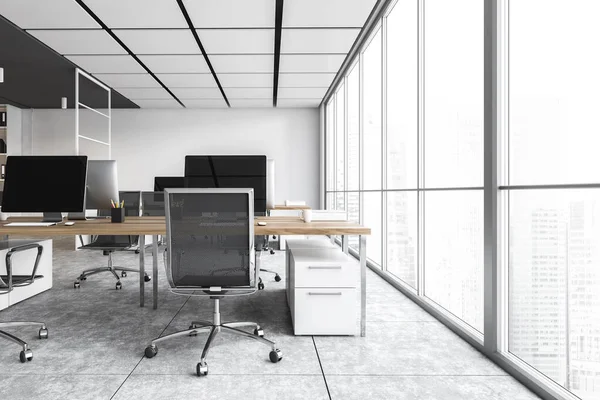 Weißes Bürozimmer Mit Sesseln Und Computern Auf Den Holztischen Neben — Stockfoto