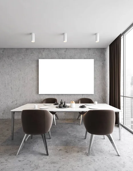 Yemek Odasında Dört Kahverengi Sandalyesi Pencerenin Yanında Beyaz Masası Olan — Stok fotoğraf