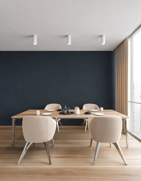 Yemek Odası Dört Bej Sandalye Pencerenin Yanında Ahşap Masa Mavi — Stok fotoğraf
