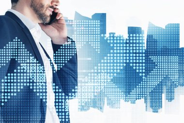 Bulanık şehirde telefonla konuşan genç işadamının yan görüntüsü ve artan grafikler. Tonu ayarlanmış resim