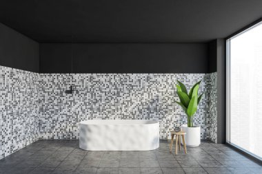 Gri ve beyaz banyo, arka fıskiyeli beyaz küvet ve bitki, saati olan sandalye, pencerenin yanındaki gri fayanslı zemin. Minimalist lüks banyo 3D, insan yok.