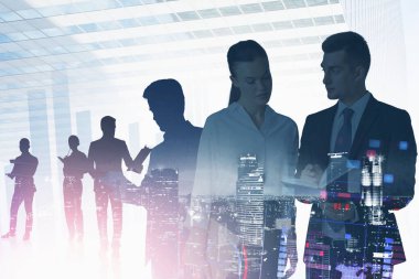 Bulanık gece şehrinde birlikte çalışan iş adamlarının siluetleri. Takım çalışması kavramı. Renkli resim çift pozlama