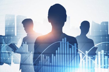 Bulanık şehirde üç iş adamının siluetleri. Finansal grafiklere iki kez maruz kalmışlar. Tonu ayarlanmış resim