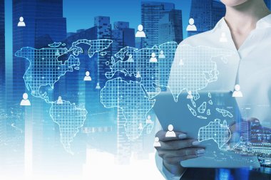 Bulanık gece şehrinde tablet kullanan tanınmayan bir iş kadını HR arayüzünü iki kez kullanmış. Tonlanmış görüntü. Bu görüntünün elementleri NASA tarafından desteklenmektedir