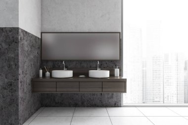 Gri ve beyaz banyo, iki lavabo, büyük pencerenin yanında şehir manzaralı büyük ayna. Minimalist tasarım, beyaz zemin döşemesi olan modern fayanslı banyo, insan yok.