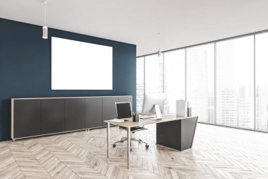 Minimalist ofisteki mavi duvarda, parke zemininde, bilgisayarlı ve tek sandalyeli bir tablo var. Pencereli gri ve ahşap ofis odası, 3 boyutlu, kimseyi göstermiyor.