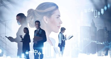 Bulanık şehirde çalışan dört başarılı iş adamı. Takım çalışması ve ortaklık kavramı. Grafiklerin tonlanmış resmi çifte pozlama