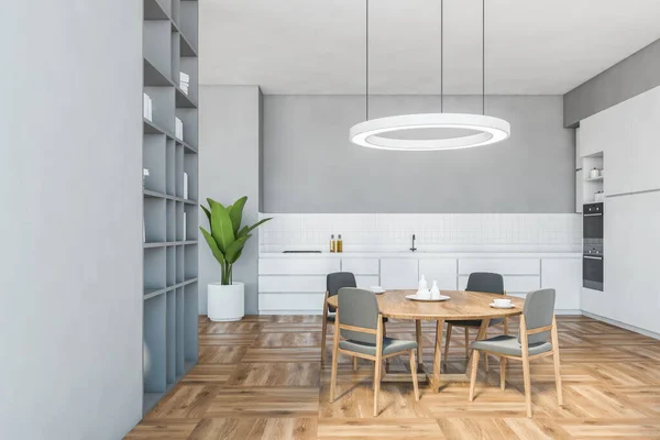 グレーと白のダイニングルーム 寄木細工の床に木製のテーブルとグレーの椅子 背景に白いキッチン 新しい家具付きのオープンスペースのアパート 3Dレンダリングなしの人 — ストック写真