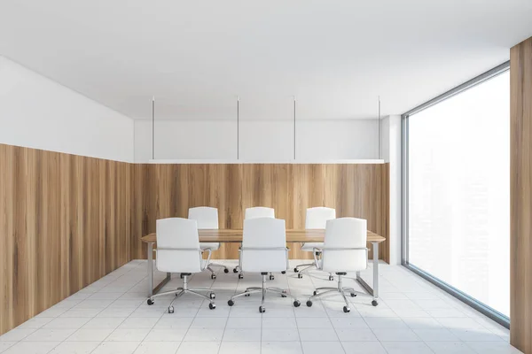 Bürostühle Weiß Und Holzzimmer Mit Fenster Sechs Weiße Lederstühle Und — Stockfoto