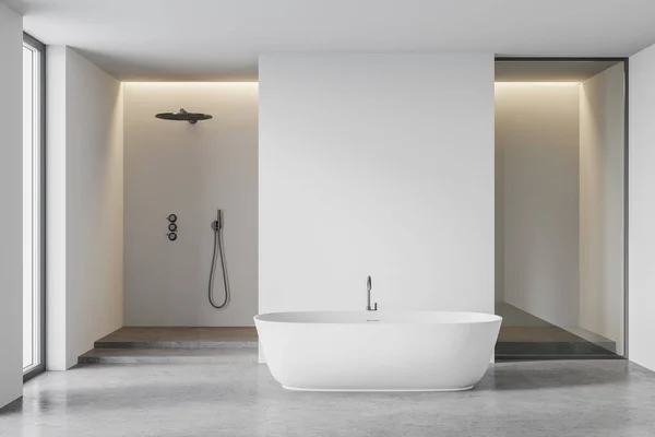 Modern Banyo Beyaz Duvarlar Beton Zemin Rahat Küvet Duş Kabini — Stok fotoğraf