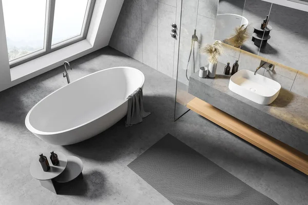 白い壁 コンクリート床 快適なバスタブ ダブルシンクとシャワーストール付きの屋根裏バスルームのトップビュー 3Dレンダリング — ストック写真