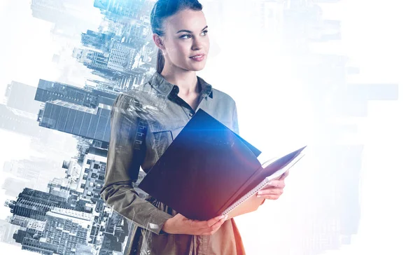 Retrato Una Joven Empresaria Europea Seria Con Carpeta Ciudad Borrosa — Foto de Stock