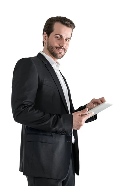 Μεμονωμένη Πλευρά Πορτρέτο Του Χαμογελαστού Νεαρού Επιχειρηματία Χρησιμοποιώντας Tablet Υπολογιστή — Φωτογραφία Αρχείου