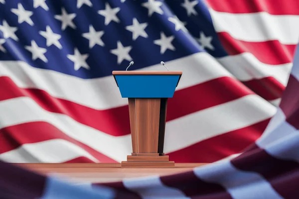 Blauwe Houten Verkiezingsdebat Tafel Boven Amerikaanse Vlag Achtergrond Het Begrip — Stockfoto