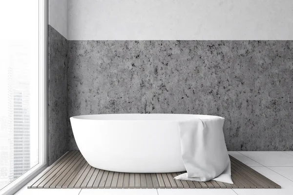 Banheiro Cinza Branco Com Banheira Tapete Madeira Com Toalha Perto — Fotografia de Stock