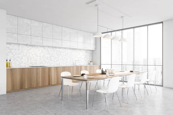 Bílá Dřevěná Minimalistická Kuchyň Boční Pohled Jídelní Stůl Židlemi Nádobím — Stock fotografie