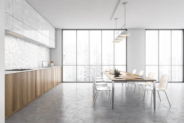 Bílá Dřevěná Minimalistická Kuchyň Jídelní Stůl Židlemi Nádobím Okno Výhledem — Stock fotografie