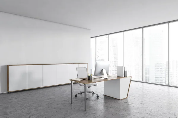 Beyaz Işıklı Ofis Tek Sandalyeli Masa Beyaz Duvarlı Mermer Zemin — Stok fotoğraf