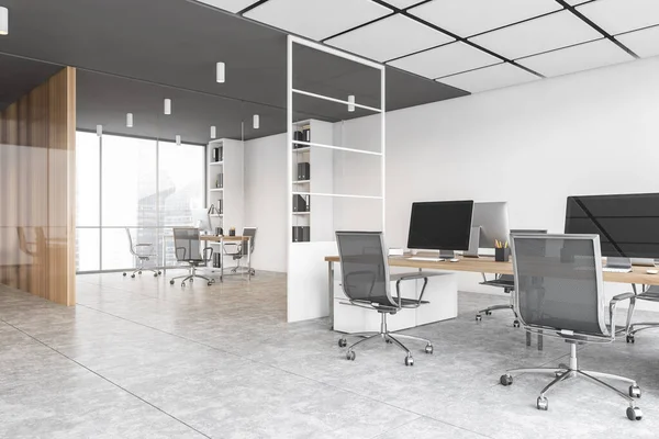 Cuarto Oficina Blanco Con Sillones Computadoras Las Mesas Cerca Ventanas — Foto de Stock