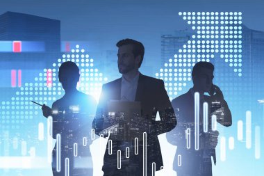 Bulanık şehirde çalışan üç iş adamı ve artan grafikler. Tonu ayarlanmış resim