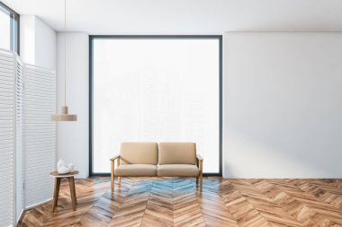 Ahşap salonda bej kanepe, küçük masa ve şişe, pencerenin yanındaki tahta beyaz ekran. Büyük minimalist salon, ahşap zemin, 3 boyutlu, kimseyi göstermiyor.