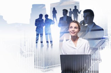 Bulanık şehirde dizüstü bilgisayar kullanan gülümseyen genç bir iş kadını. Tonu ayarlanmış resim