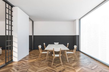 Beyaz sandalyeli, beyaz ve siyah yemek odası ve ahşap zeminin yanındaki pencerenin yanındaki masa. Ahşap mobilyaları olan modern minimalist yemek odası, 3 boyutlu, kimseyi göstermiyor.