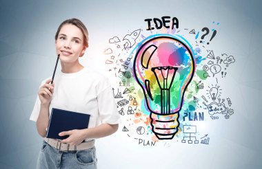 Üzerinde renkli iş fikri çizimi olan gri duvarın yanında duran düşünceli genç kadın.