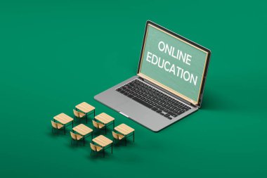 Laptopun yan görüntüsü ve yeşil arkaplan üzerindeki sıra sıra masalar. Çevrimiçi eğitim kavramı. 3d oluşturma