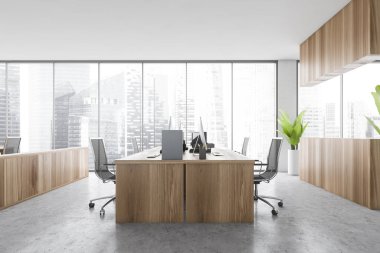 Gri mermer zeminde tahta koltukları ve masaları olan ahşap ofis, siyah, ahşap masalı minimalist iş odası, şehir manzaralı pencere.