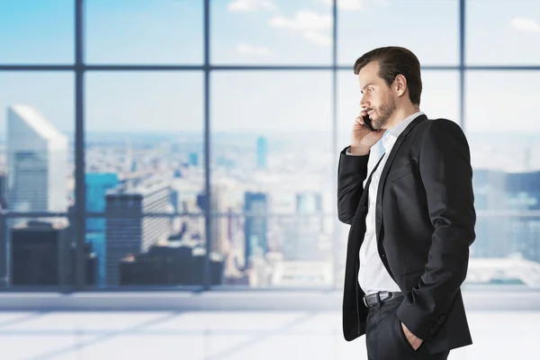 Seitenporträt Eines Jungen Geschäftsmannes Der Verschwommenen Büro Mit Dem Smartphone — Stockfoto