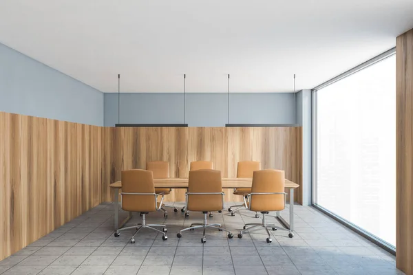 Krzesła Biurowe Szarym Drewnianym Pokoju Oknem Sześć Brązowych Skórzanych Krzeseł — Zdjęcie stockowe