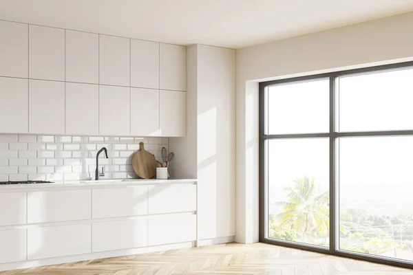 白い壁 木製の床 白い食器棚と近代的なキッチンのコーナーとシンクと調理器に建てられました 3Dレンダリング — ストック写真