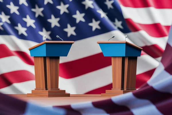 米国の国旗を背景にした2つの青と木の選挙討論テーブルの眺め 政治の概念 3Dレンダリング — ストック写真