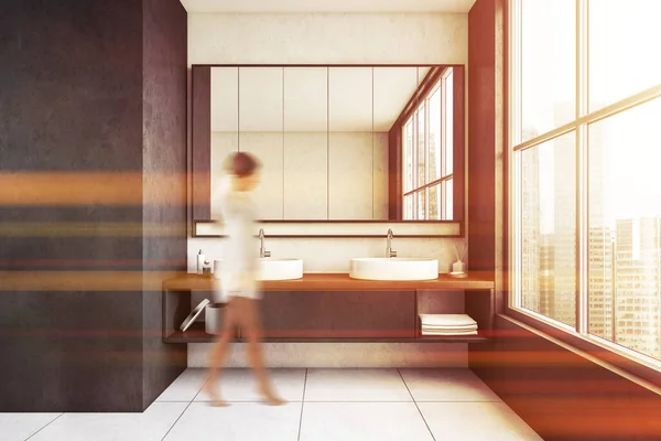 Jovem Desfocada Andando Banheiro Moderno Com Paredes Brancas Cinzentas Piso — Fotografia de Stock