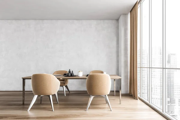 Eetkamer Met Vier Beige Stoelen Tafel Met Servies Houten Vloer — Stockfoto