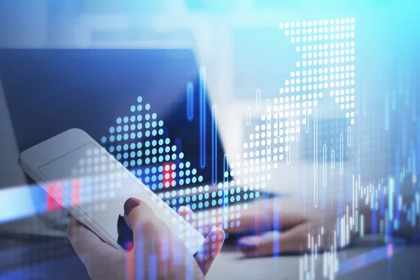 Bulanık ofiste akıllı telefon ve dizüstü bilgisayar kullanan bir iş kadını. Grafikler iki katına çıkıyor. Tonu ayarlanmış resim